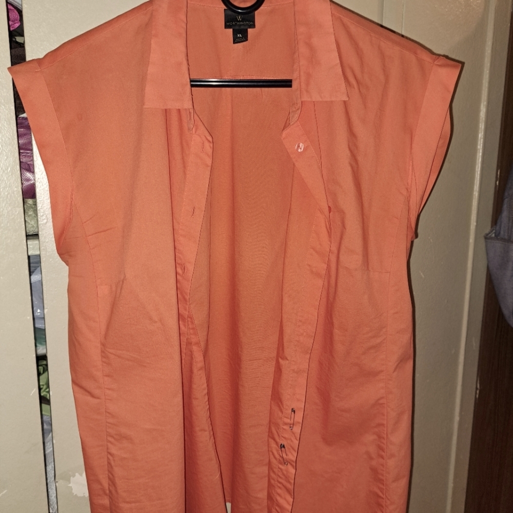 Worthington sleeveless button down stretch blouse missing one button near bottom
